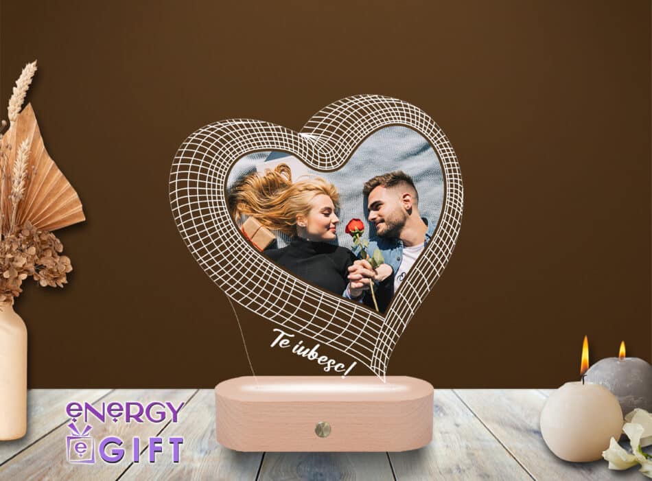 Lampă LED 3D în formă de inimă, cu fotografie și mesaj gravat, bază din lemn