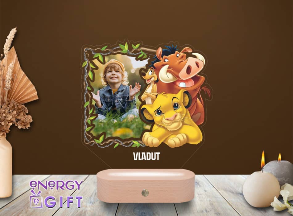 Lampă LED 3D cu Simba din Regele Leu, personalizată cu nume și bază din lemn – cadou special pentru copii