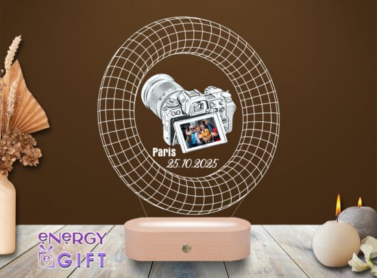 Lampă LED 3D cu tematică foto, personalizată cu nume și bază din lemn – cadou special pentru fotografi